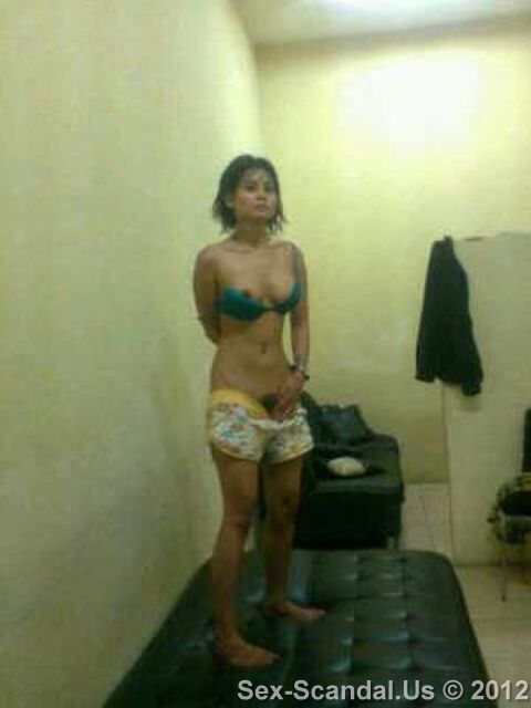 Indonesian_Model_Novie_Amelia_Semi-Nude_Jailhouse_Photos_After_Mowing_Down_Seven_With_Her_Car_Sex-Scandal.Us_0005.jpg