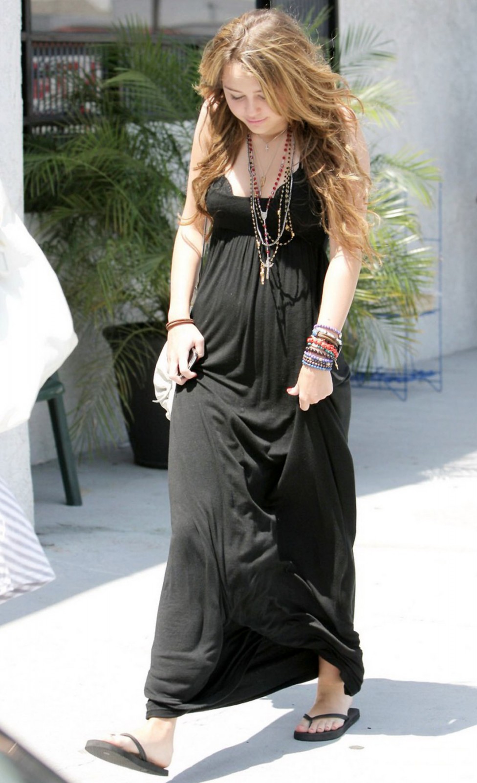 Miley-Cyrus-20090831_Out-n-About-Studio-City_May09_12771-976x1600.jpg