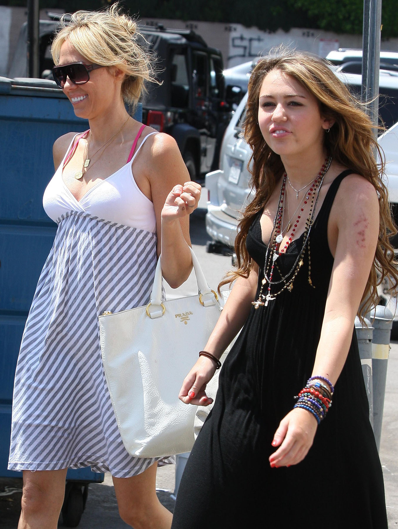 Miley-Cyrus-20090831_Out-n-About-Studio-City_May09_19164.jpg