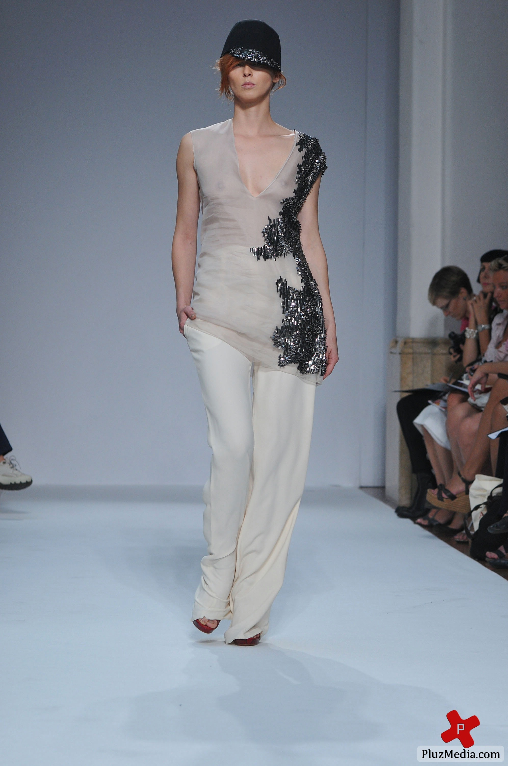 Milan_Fashion_Week_Womenswear_Spring_Summer_2012_-_Cristiano_Burani_-_Catwalk-c654c396dbebf50bb7a4a785c10fd8ec.jpg